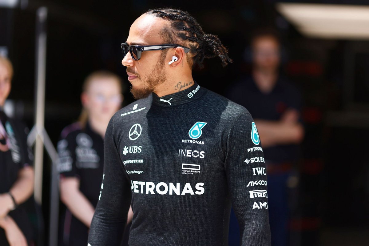 Hamilton, gelecek yıl için Ferrari’den siyah araba isteyeceği iddialarına yanıt verdi