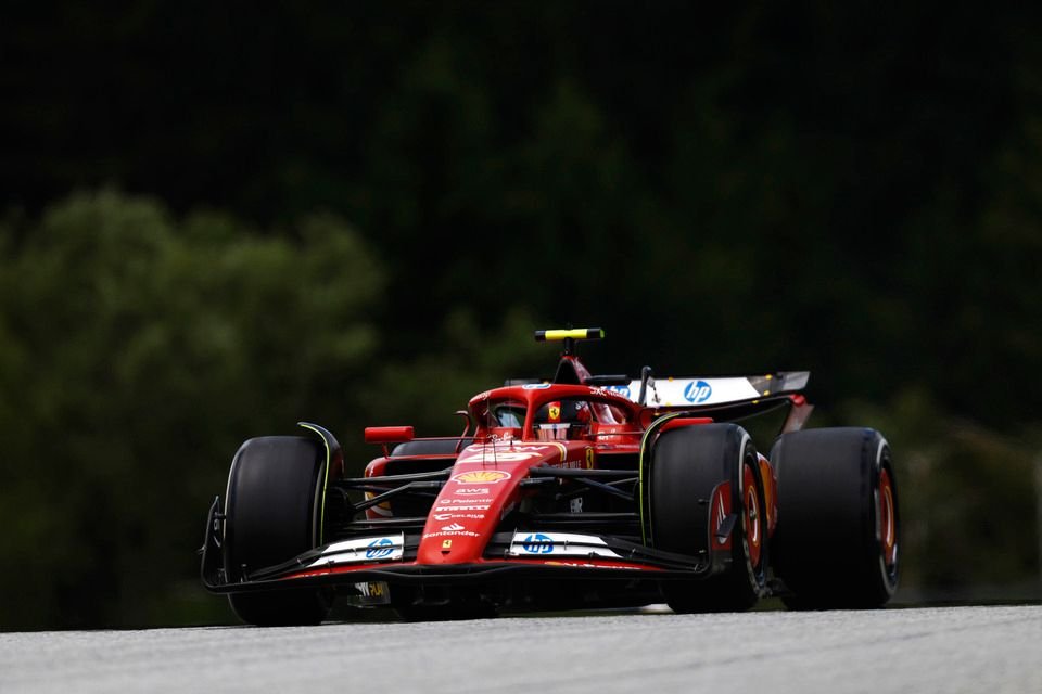 Sainz, Ferrari’nin son güncellemelerinin yüksek hızda zıplamayı tetiklediğinden şüpheleniyor