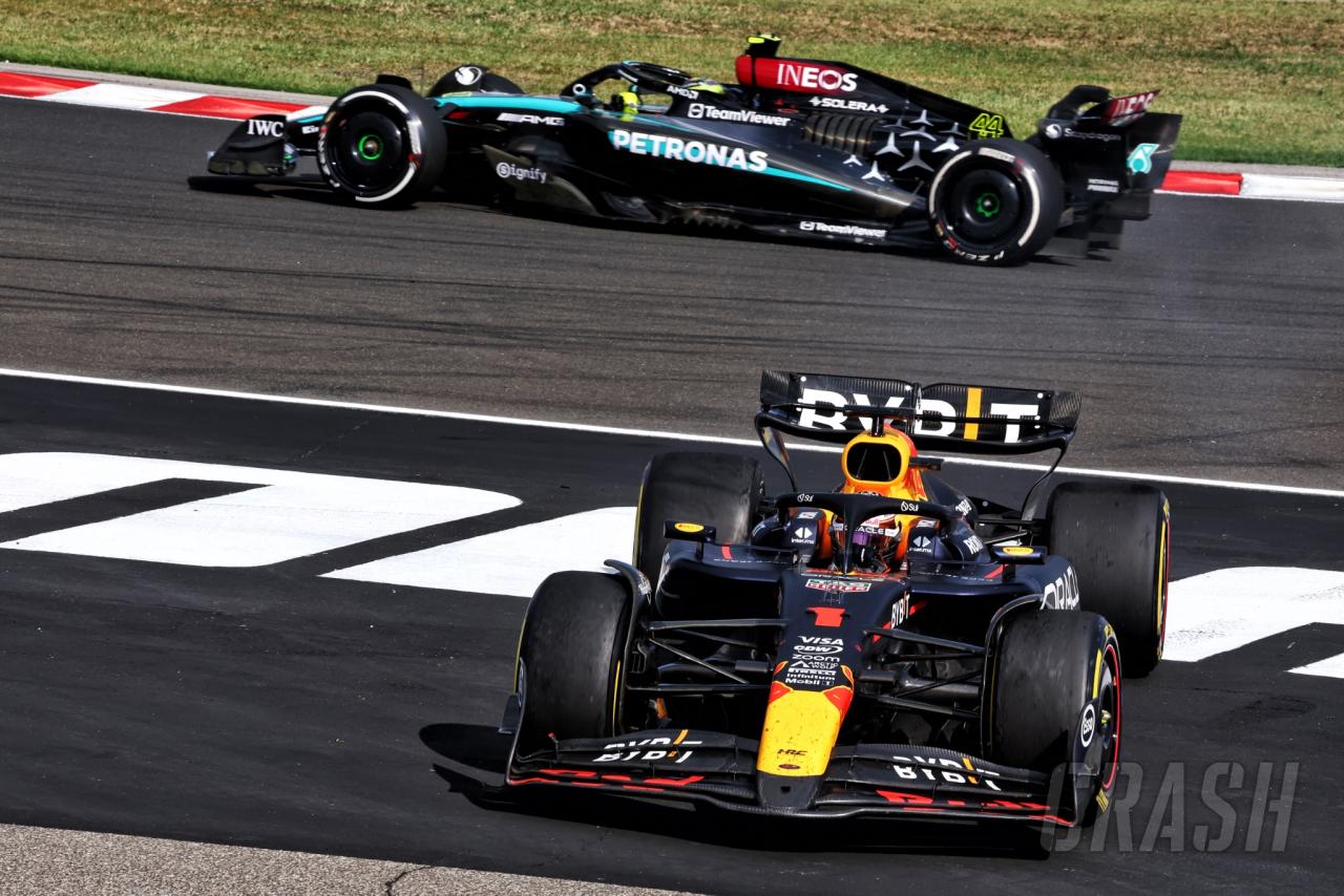 ‘Someone needs to tell him there’s a corner’ – Nico Rosberg insists Max Verstappen deserved penalty